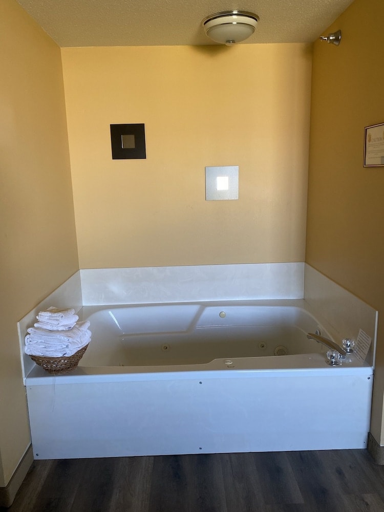 Super 8 by Wyndham Jackson MN 5