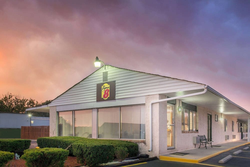 Super 8 by Wyndham Centerville-Richmond 1