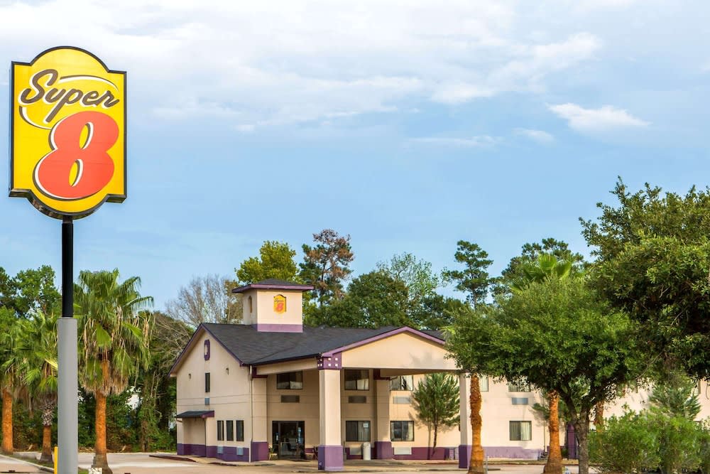 Super 8 by Wyndham Cleveland TX 1