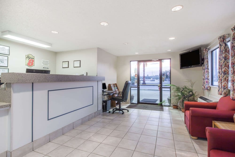 Super 8 by Wyndham Cleveland TX 2