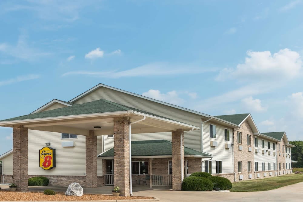 Super 8 by Wyndham Greenville 1