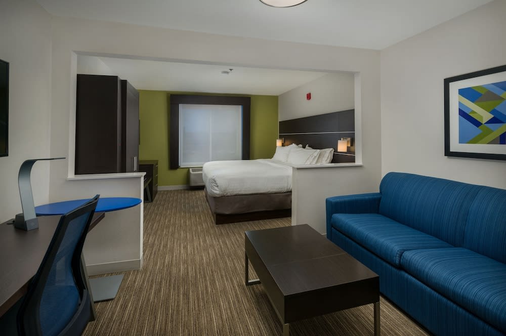 Holiday Inn Express & Suites Lawrence by IHG 4