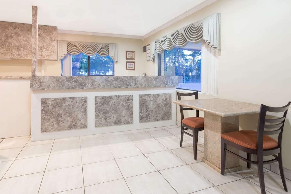 Super 8 by Wyndham Ft Walton Beach 2