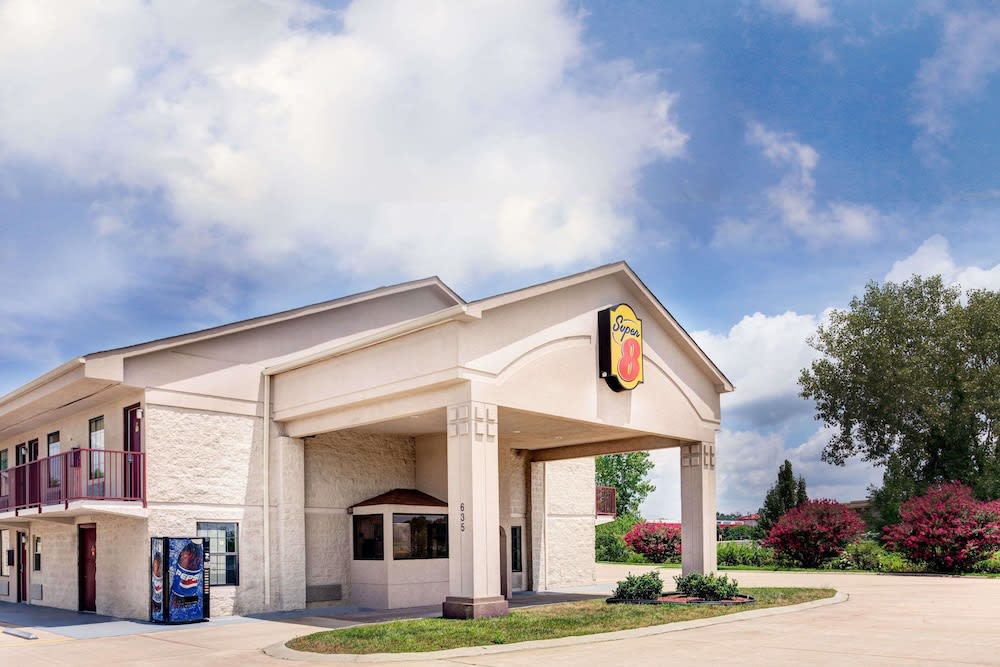Super 8 by Wyndham Clarksville East 1