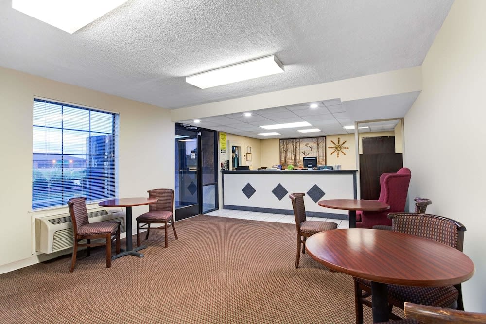 Super 8 by Wyndham Clarksville East 2