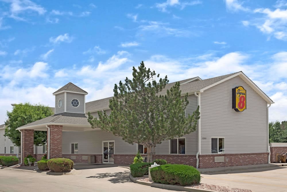 Super 8 by Wyndham Windsor 1