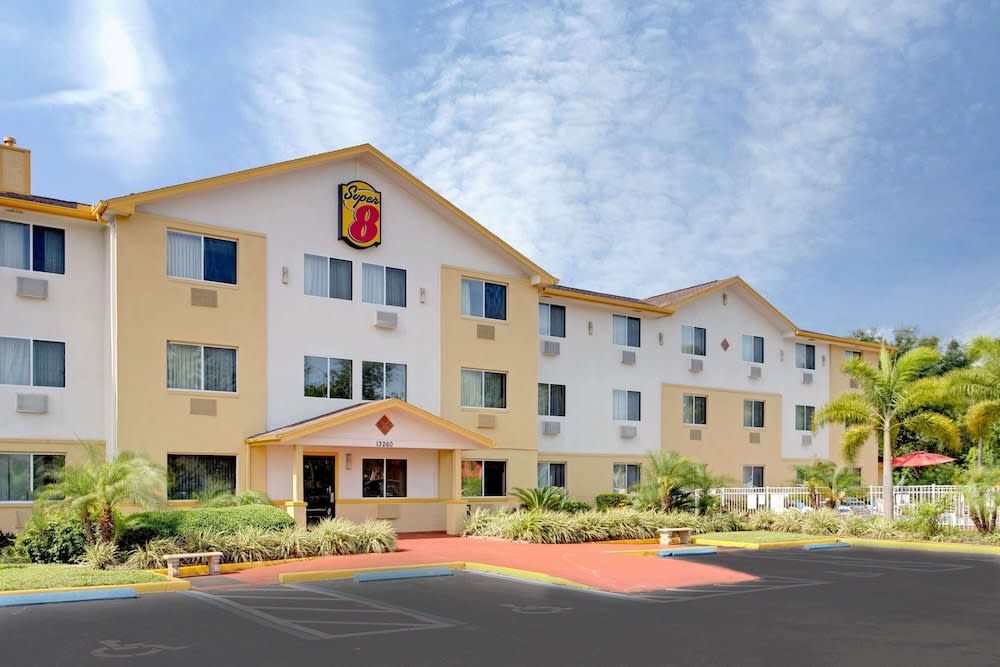 Super8 by Wyndham NEARBY Clearwater St Petersburg International Airport 1