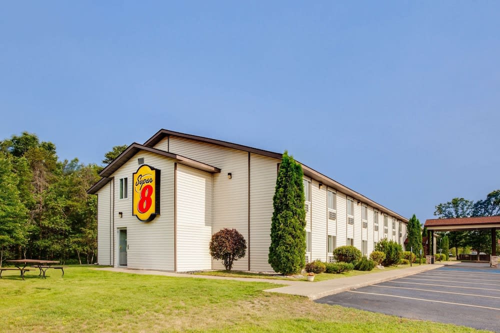 Super 8 by Wyndham Grayling 1