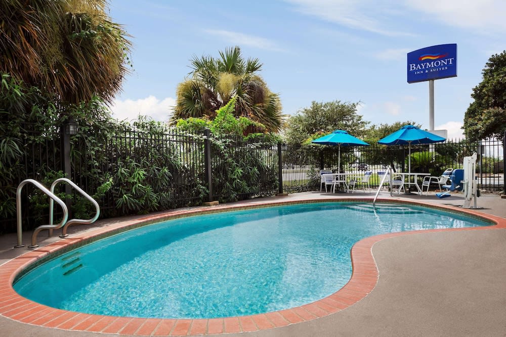 Baymont by Wyndham Clute Lake Jackson 1