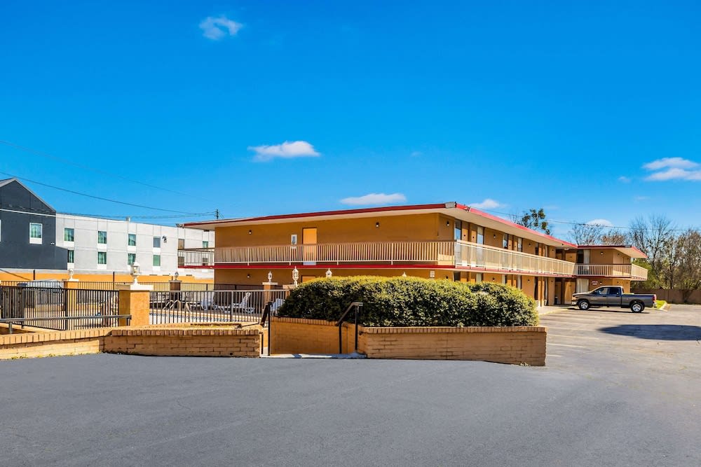 Econo Lodge Inn & Suites Macon West 1