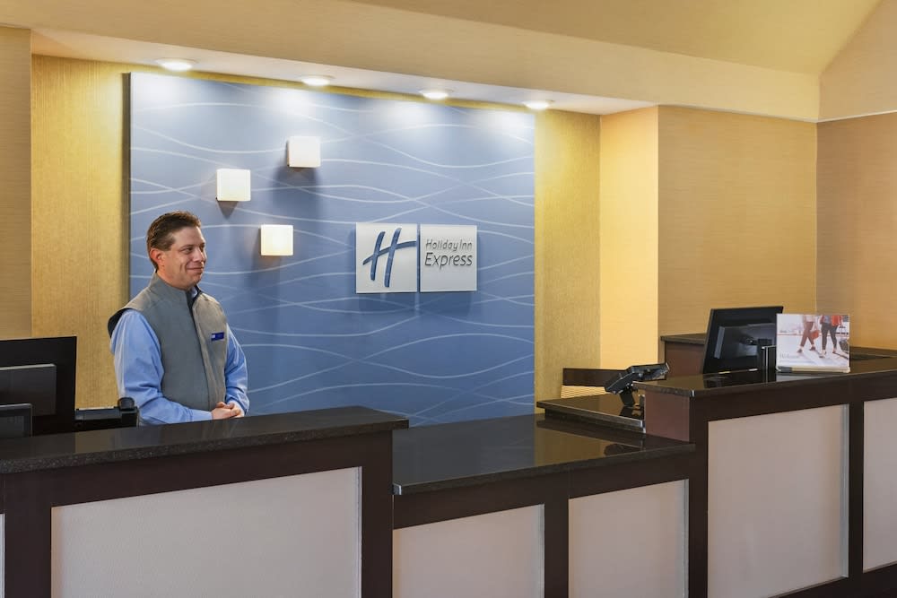 Holiday Inn Express Hotel & Suites Edmond by IHG 3
