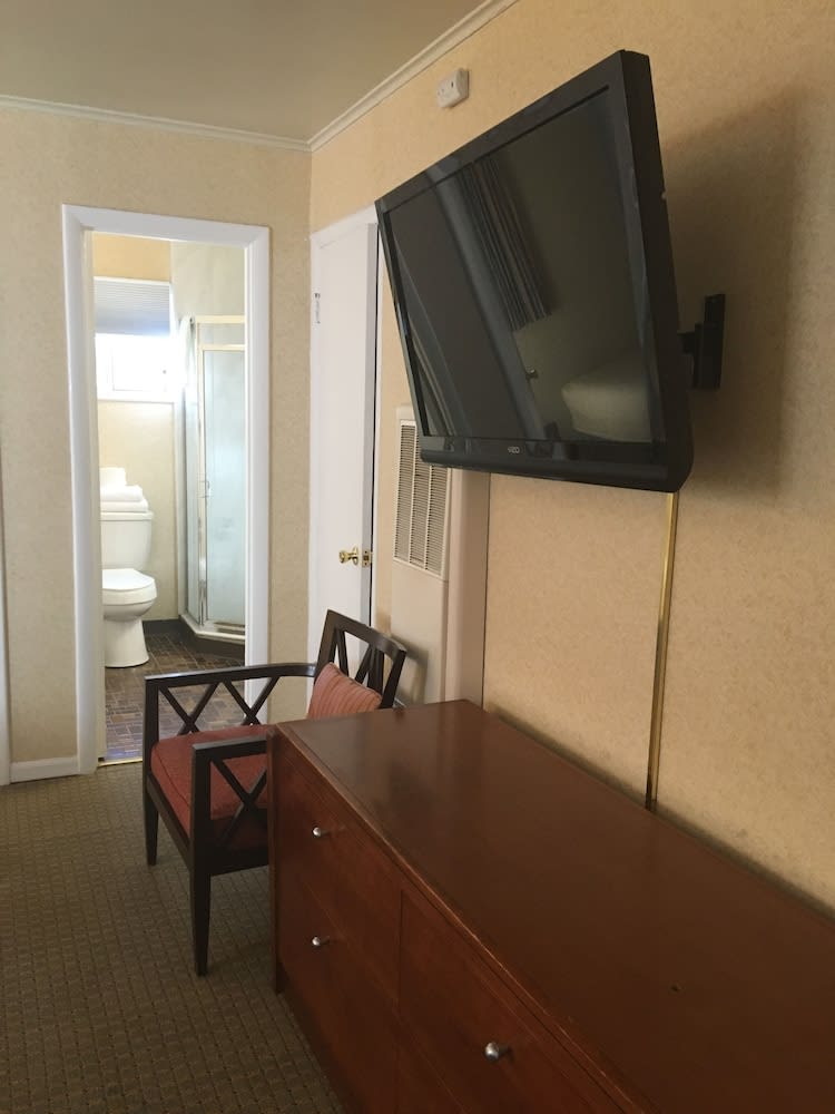 Pacific Heights Inn 4