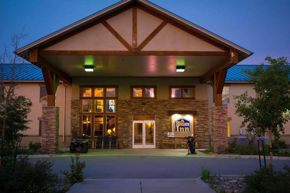A Riverside Inn Travelodge by Wyndham 1