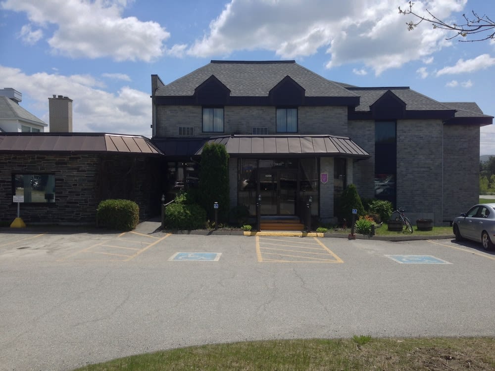 Quality Hotel & Suites 1