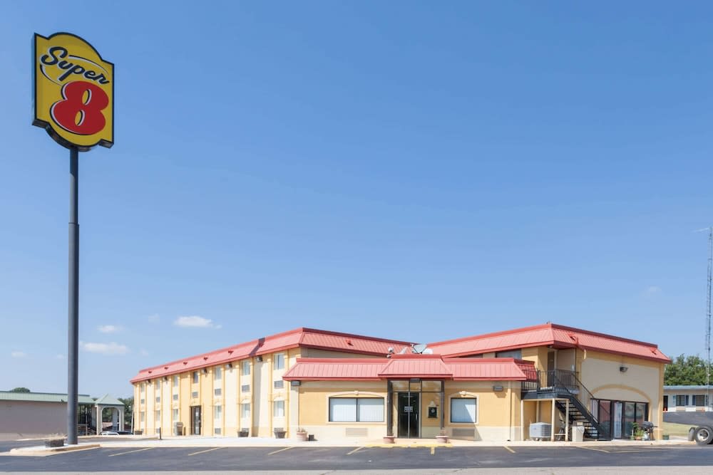 Super 8 by Wyndham Clinton 1