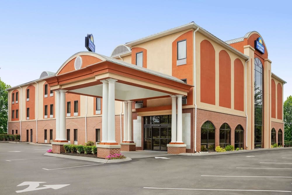 Days Inn & Suites by Wyndham Murfreesboro 1