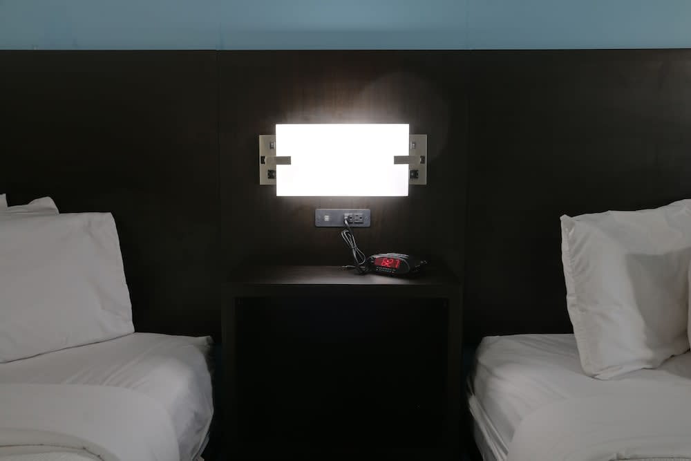 Travelodge by Wyndham Calhoun South I-75 2