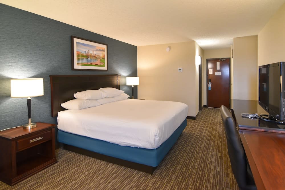 Best Western Plus Indianapolis North at Pyramids 1