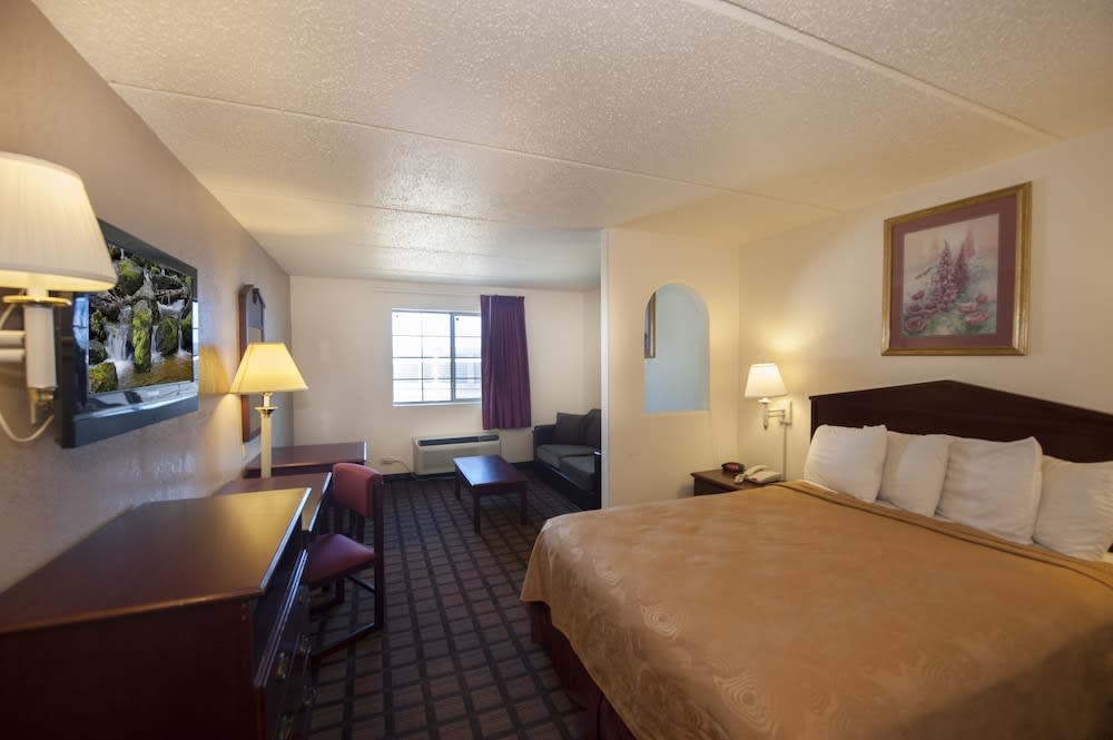 Days Inn & Suites by Wyndham Laredo 4