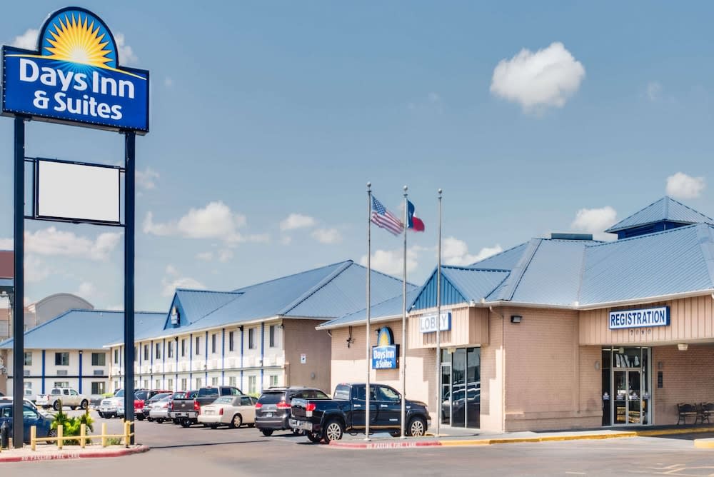 Days Inn & Suites by Wyndham Laredo 1