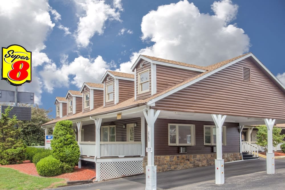 Super 8 by Wyndham Christiansburg 1