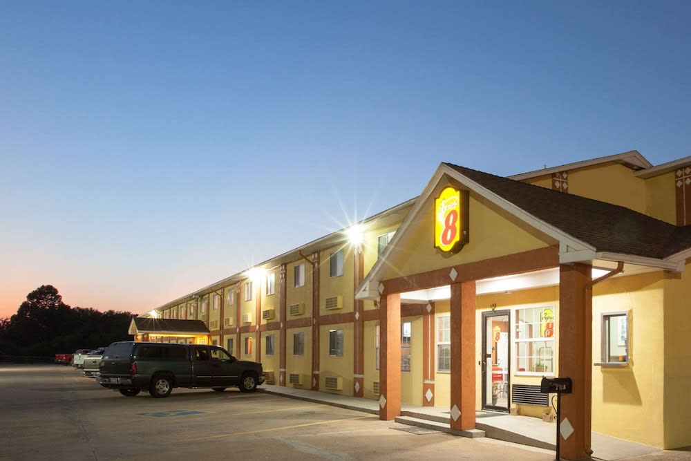 Super 8 by Wyndham Chickasha 1
