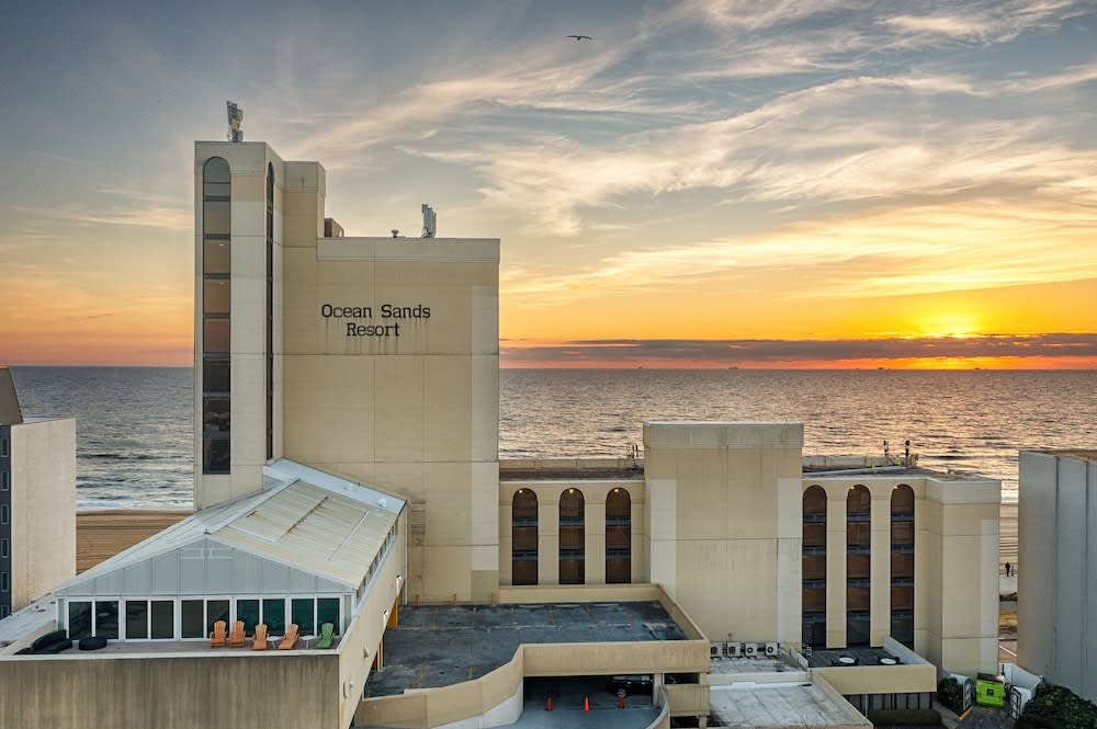 Ocean Sands Resort, Oceanfront, Virginia Beach by Vacatia 1