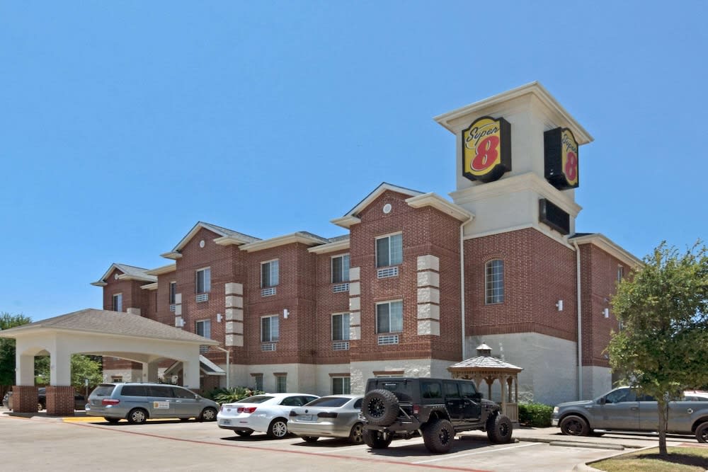 Super 8 by Wyndham Austin/Airport South 1