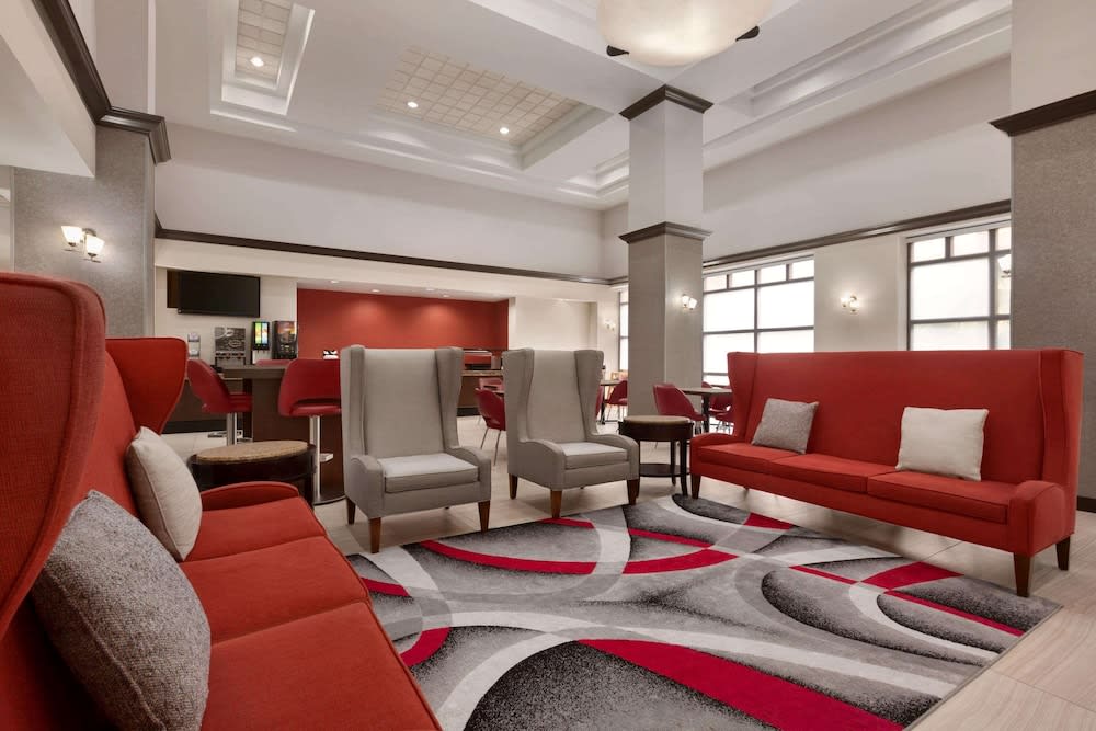 Ramada by Wyndham Suites Orlando Airport 2