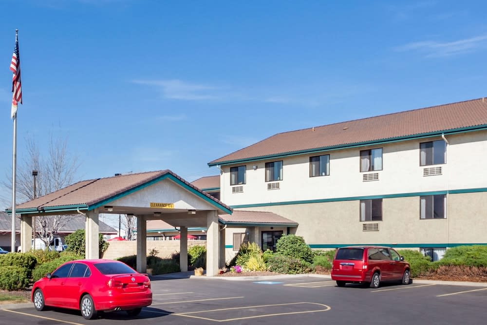 Super 8 by Wyndham Union Gap Yakima Area 1