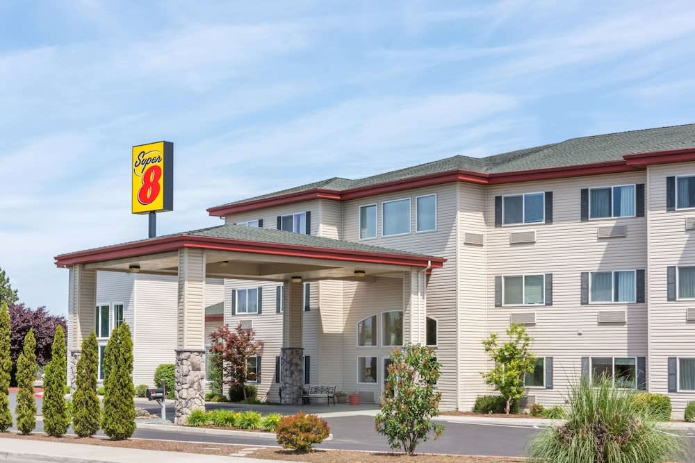 Super 8 by Wyndham Central Pt Medford 1