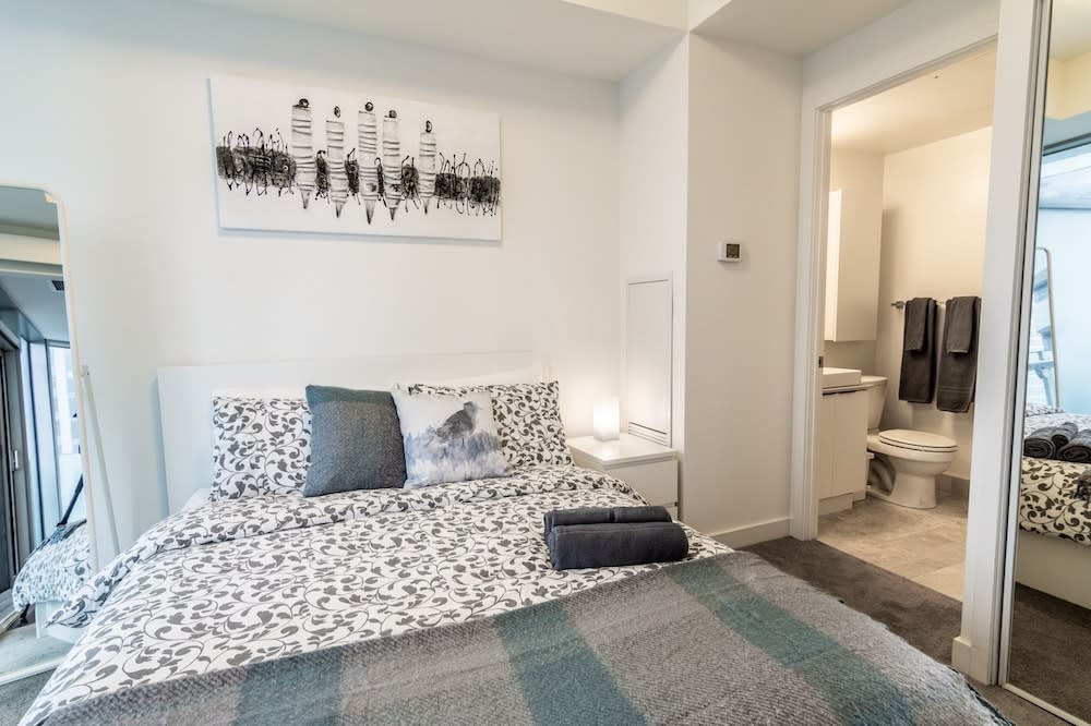 AOC Suites 2 Bedroom Condo, City CN Tower View 2