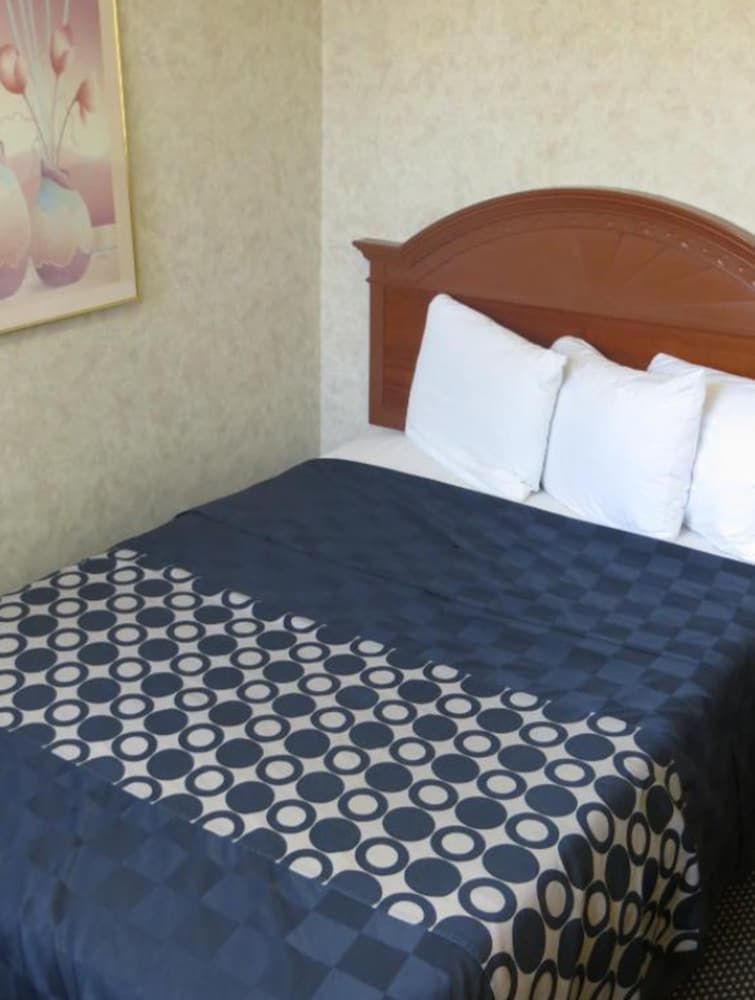 Days Inn by Wyndham Los Angeles LAX/VeniceBch/Marina DelRay 4