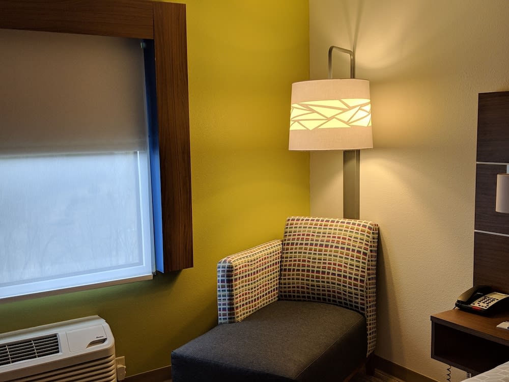 Holiday Inn Express & Suites CLAYPOOL HILL (RICHLANDS AREA) by IHG 2