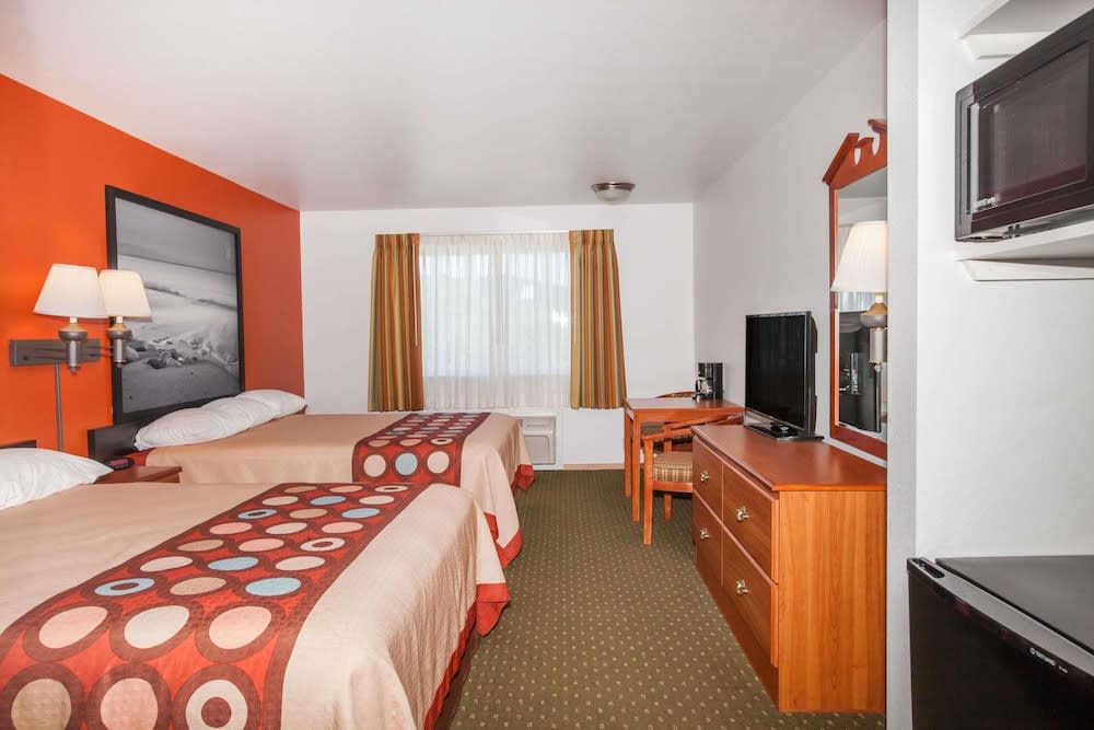 Super 8 by Wyndham Cloverdale Wine Country 2