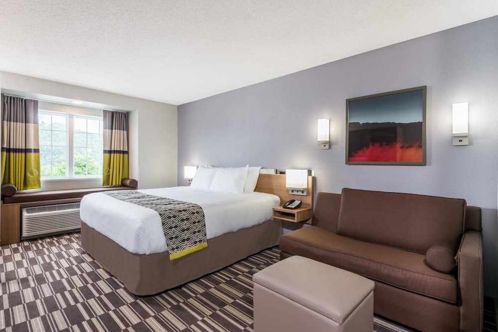 Microtel Inn & Suites by Wyndham New Martinsville 2