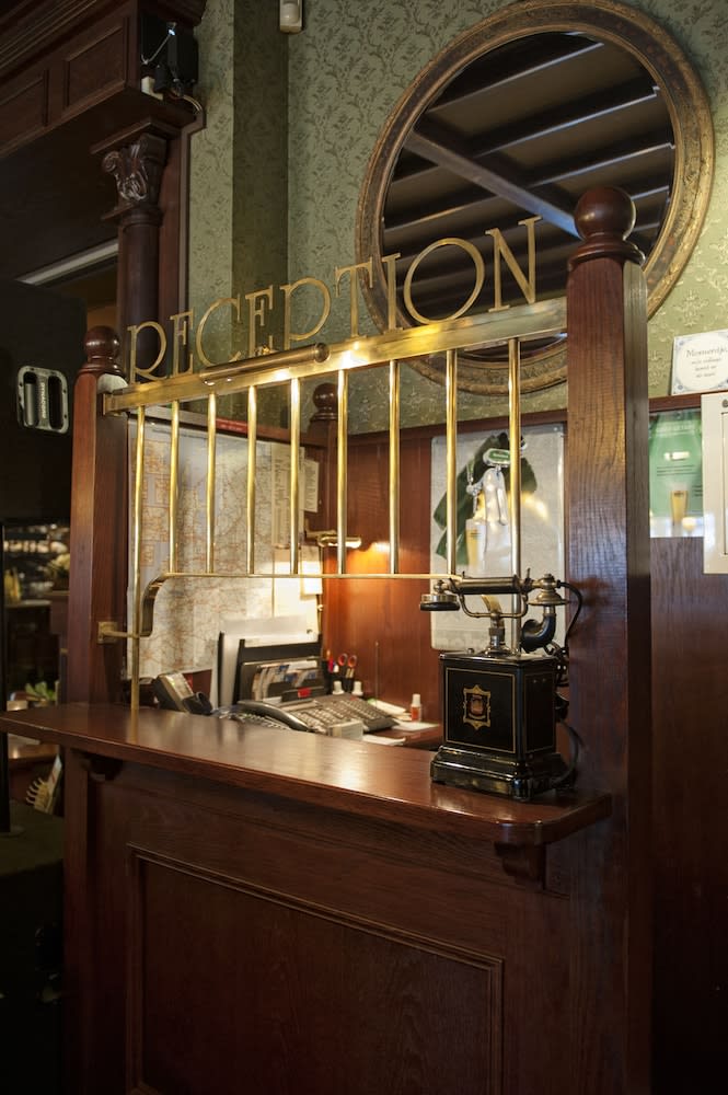 Hotel et le Cafe de Paris 2