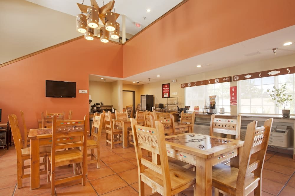 Econo Lodge Inn & Suites Santa Fe South 2