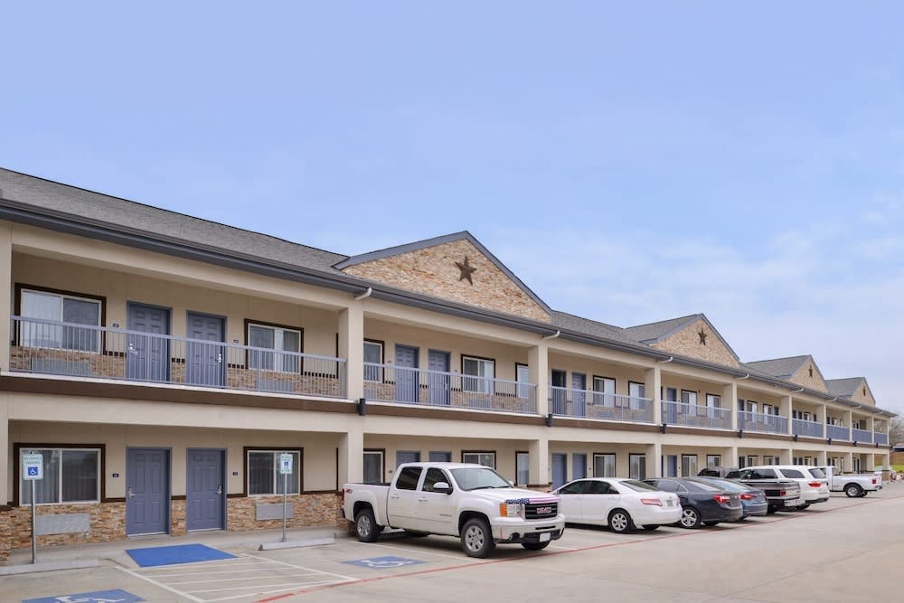 Crystal Inn & Suites IAH Humble 1