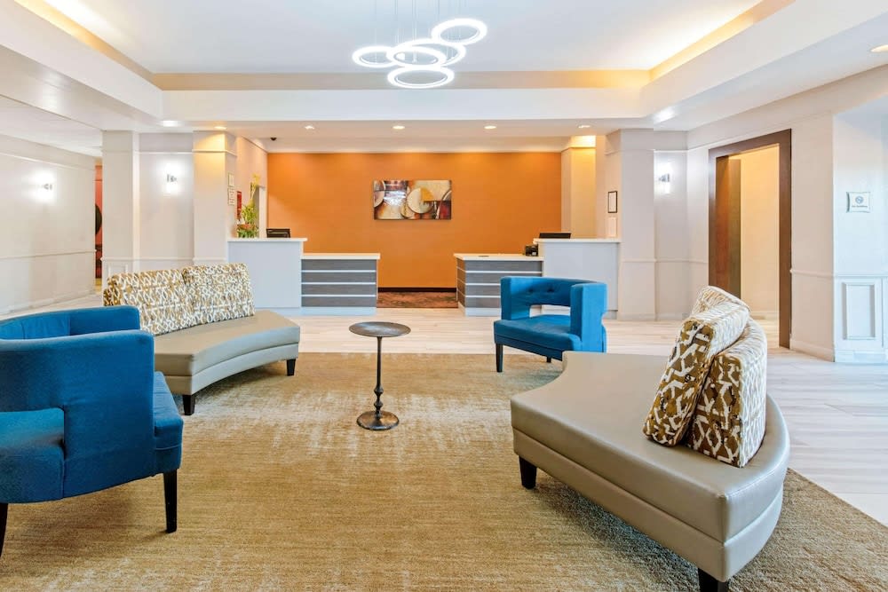 La Quinta Inn & Suites by Wyndham Winnie 2