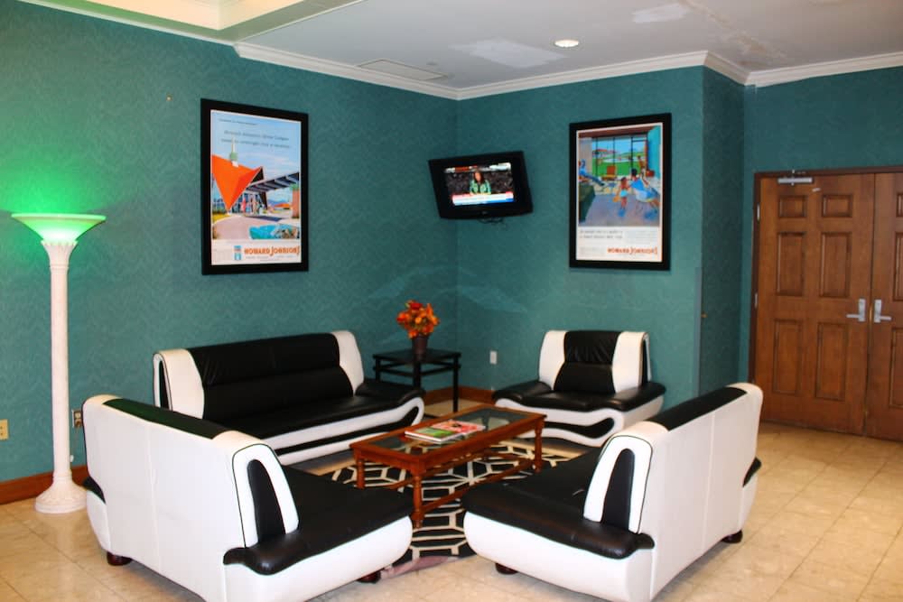 Howard Johnson Hotel & Conference Center by Wyndham Salem 2