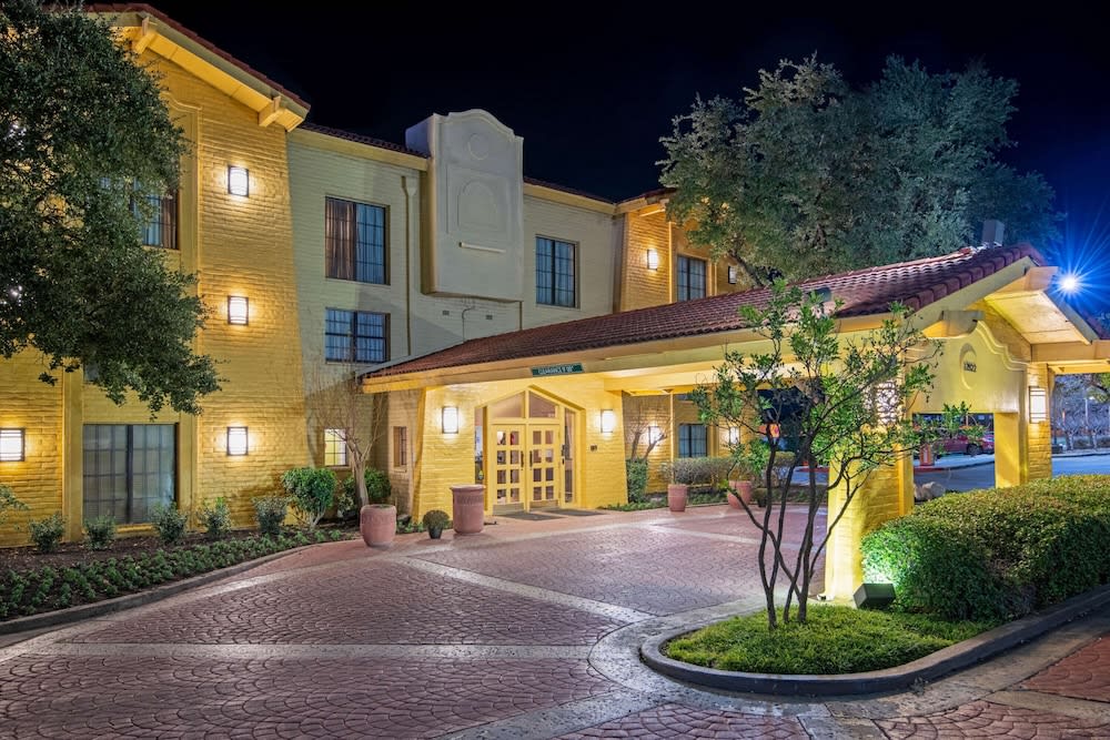 La Quinta Inn by Wyndham San Antonio I-35 N at Toepperwein 1