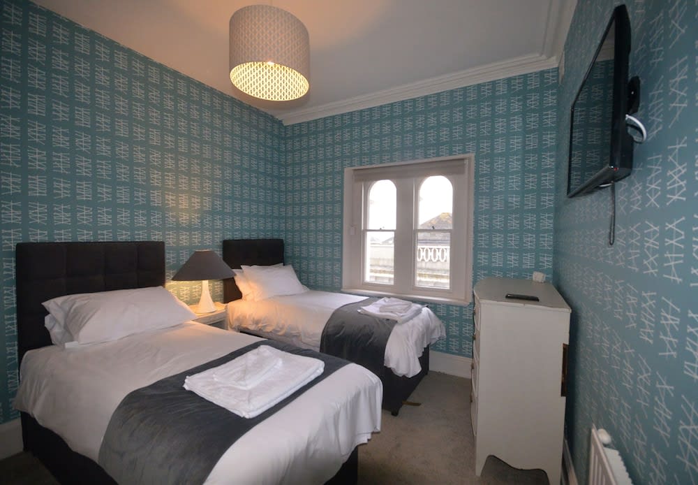 1 Elliot Terrace, Plymouth Best deals