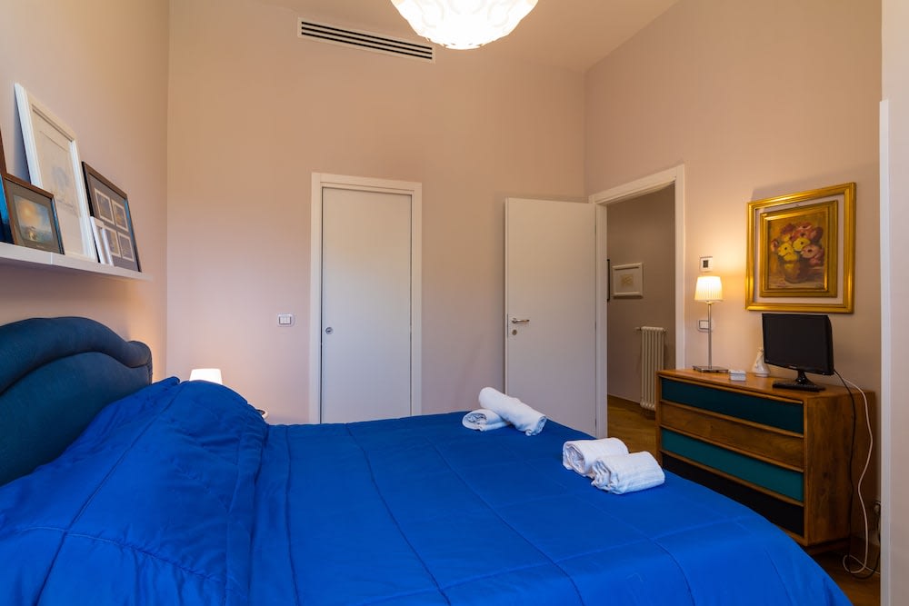 Elegant Flat at Municipio by Napoliapartments 2