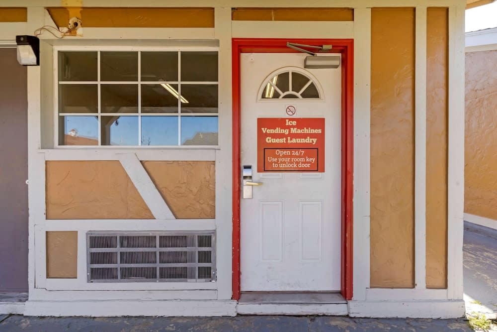 Econo Lodge Pryor 1