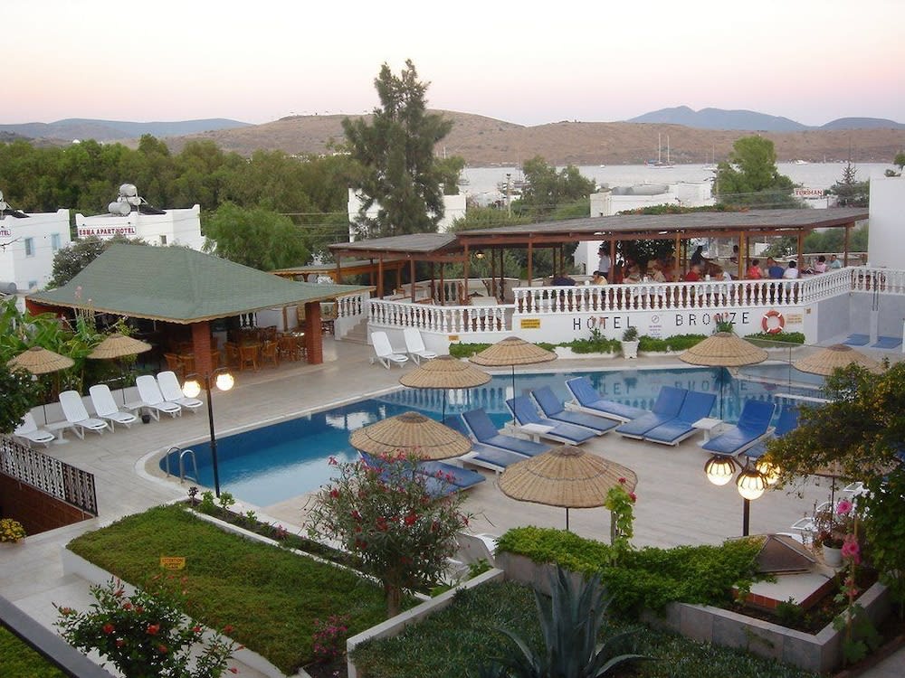 Bronze Hotel 1
