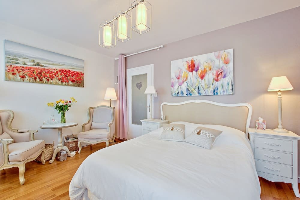 ! A découvrir ! NATURALBNB - Chambres d'hôtes zen au calme - Top confort et reposant - PARKING GRATUIT SECURISE - Garage vélos et motos - OFFERT COPIEUX PETIT DEJEUNER fait maison sucré-salé, local et 1