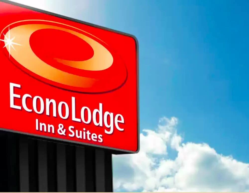 Econo Lodge Inn & Suites 1