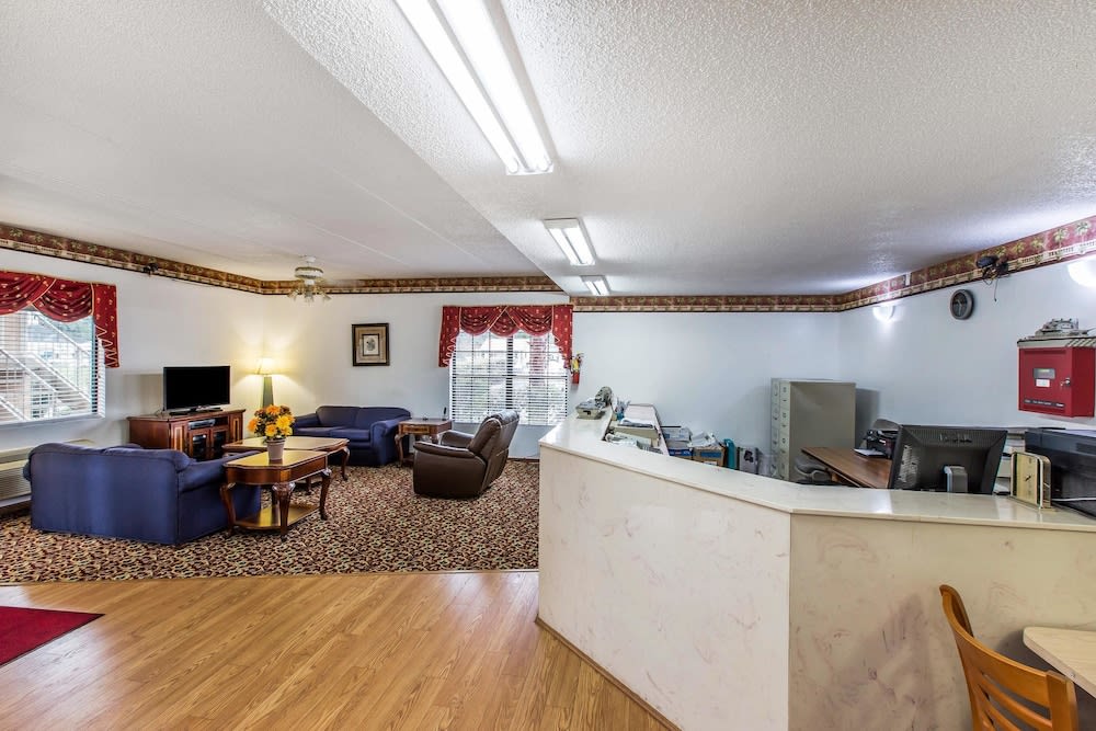 Econo Lodge Inn & Suites 2