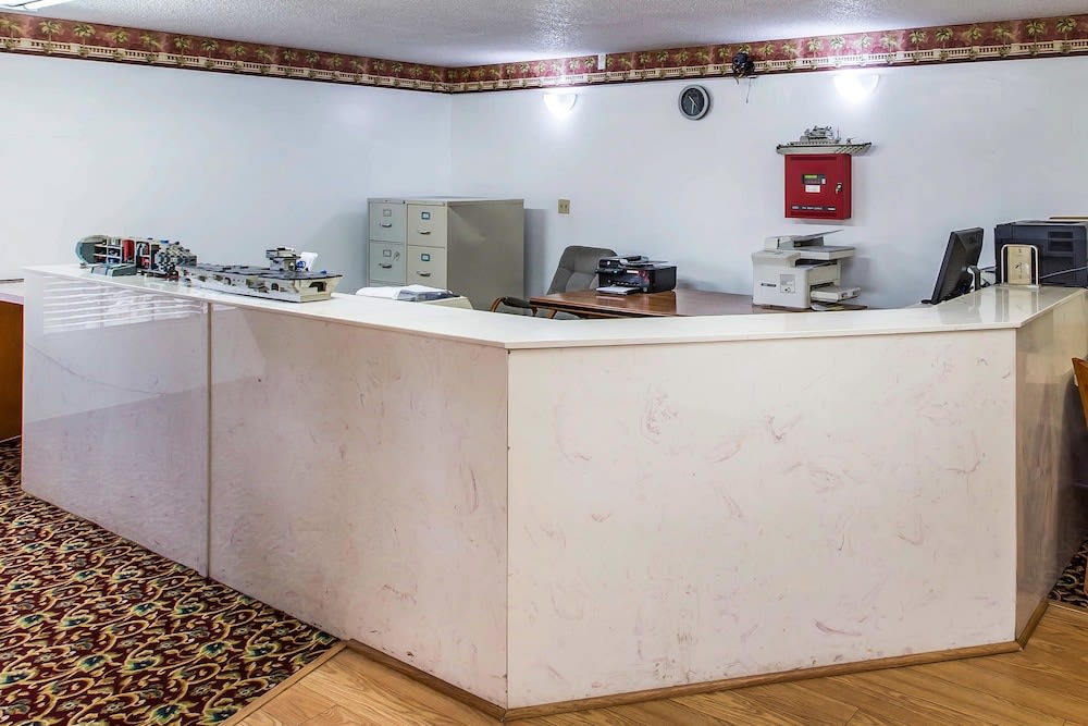 Econo Lodge Inn & Suites 1